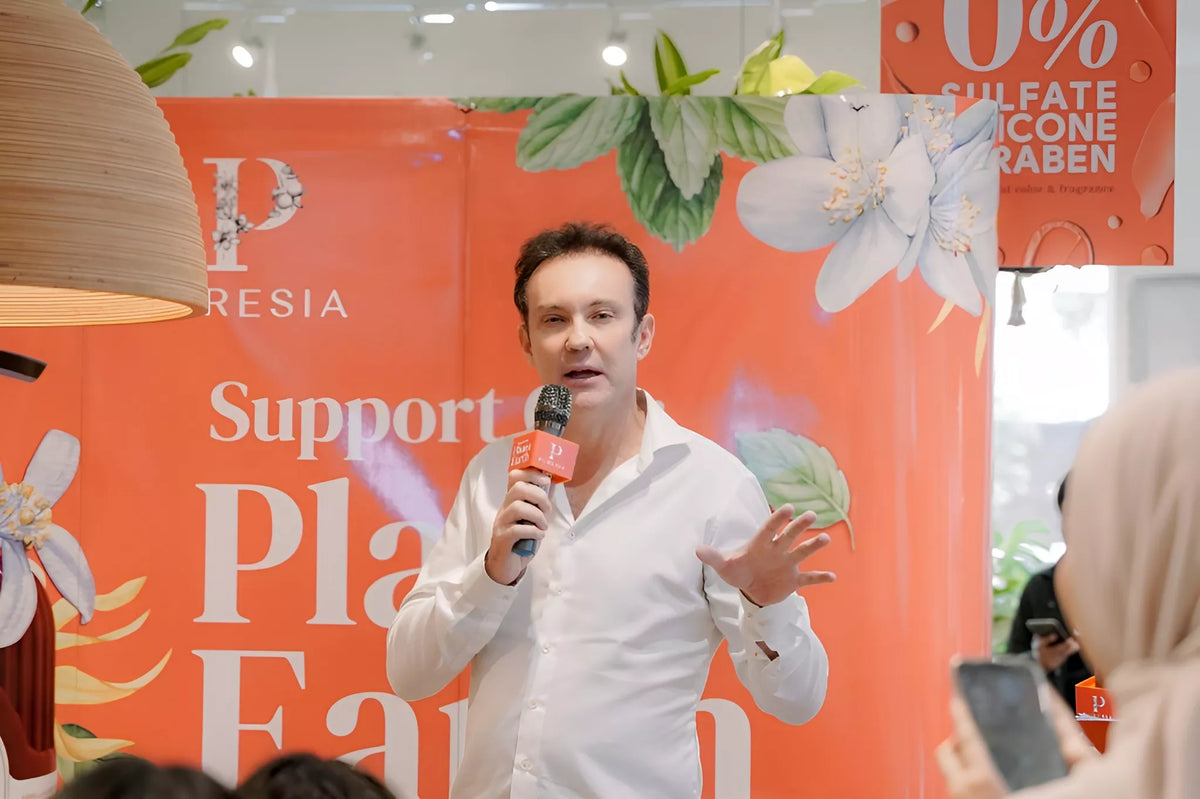 Bruno Hasson speaking at a meeting about the importance of recycling
